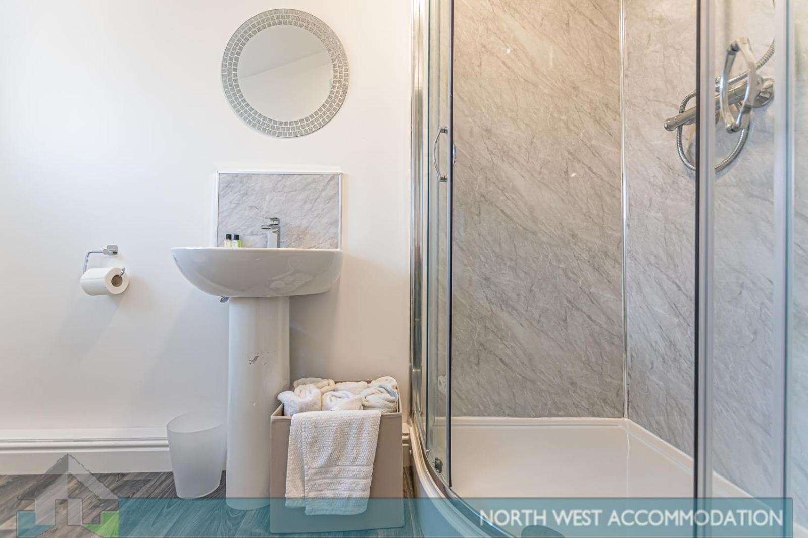 Wellfield Serviced Accommodation วอร์ริงตัน ภายนอก รูปภาพ