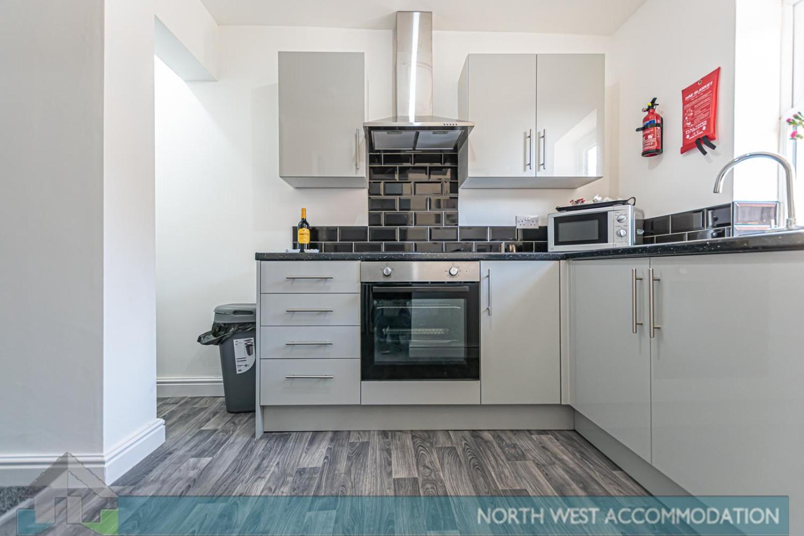 Wellfield Serviced Accommodation วอร์ริงตัน ภายนอก รูปภาพ